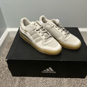 Brand new Adidas men’s sz 8 FORUM LOW SHOES
Color: Talc / Sesame / Clay